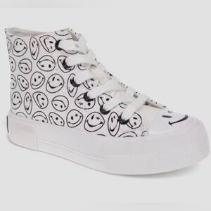 Joe Boxer Big Girls White & Black Smiley Sneakers
Size 5 
Retail $30
New in Box